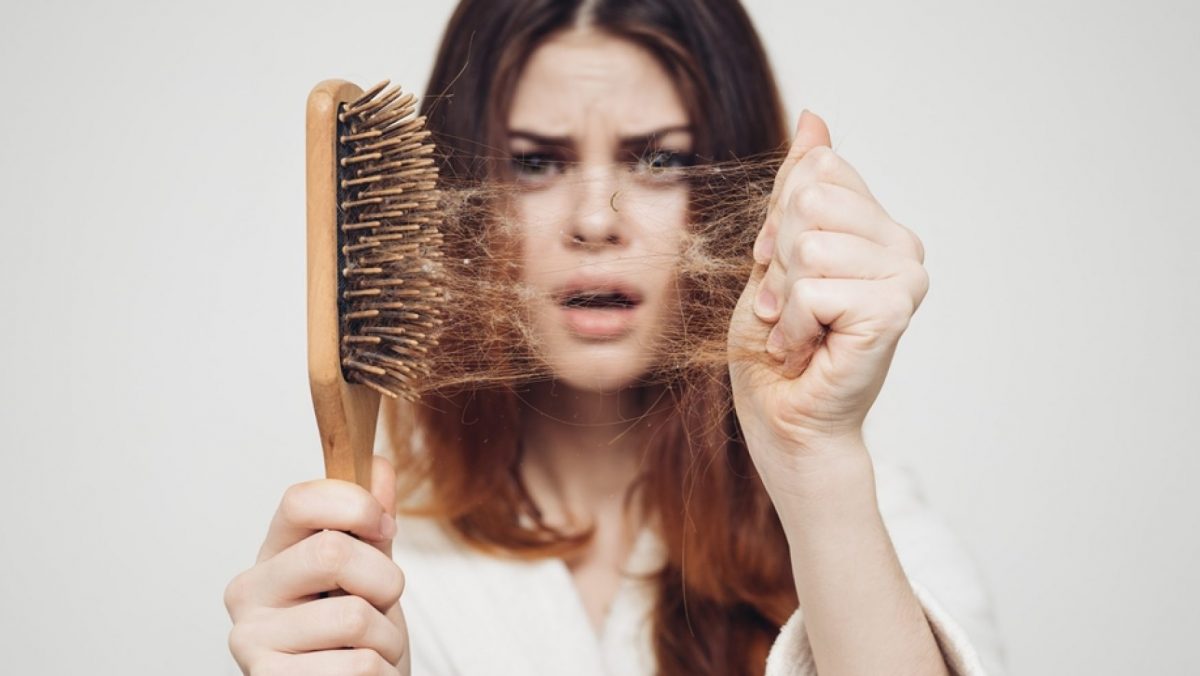 Queda de cabelo nas mulheres: entenda as principais causas e tratamentos